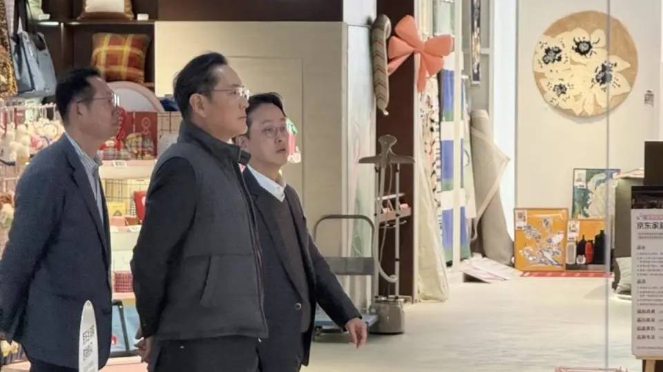 三星會長李在鎔一行人現身京東MALL，被網友拍下。