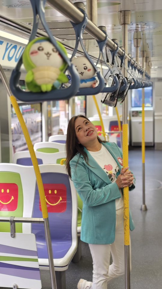 羅淑佩昨日在屯門乘搭港鐵的輕鐵旅遊專車「屯門發現號」和Chiikawa專車。羅淑佩FB圖片