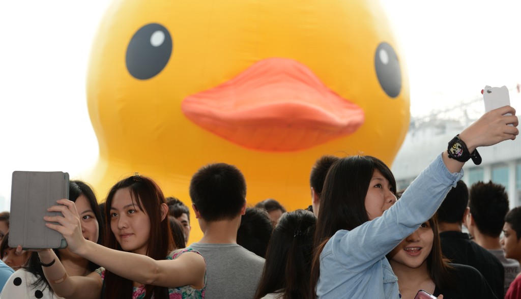 早在10年前，同一藝術家的作品巨鴨（Rubber Duck）在港展覽時亦曾被「放氣」。資料圖片