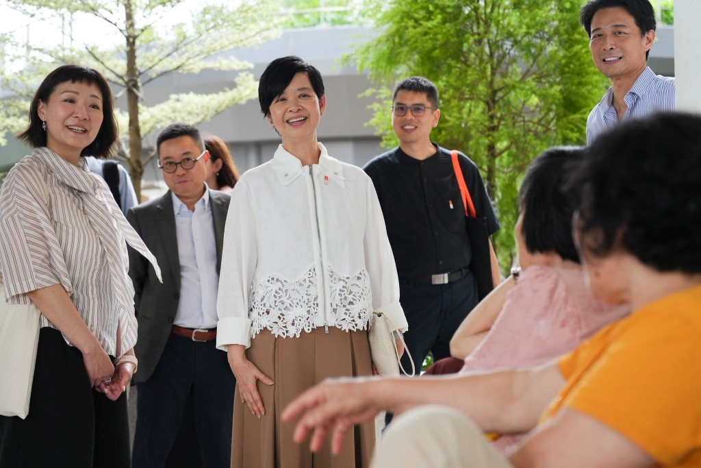 何永賢近日到上水彩石邨視察,了解屋邨的設計。何永賢fb 何永賢近日到上水彩石邨視察,了解屋邨的設計。何永賢fb