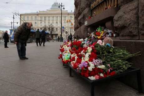 圣彼得堡一名男子日前向一个悼念莫斯科音乐厅遇难者的临时纪念碑鞠躬。路透社