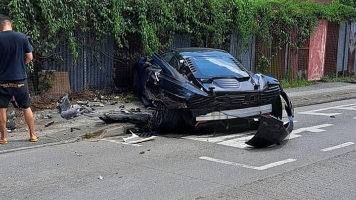 麥拿侖跑車爬頭與私家車相撞。