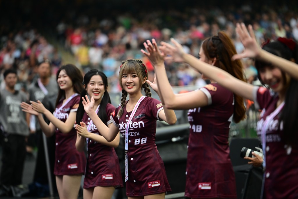  香港国际七人榄球赛周五开锣，乐天女孩表演，现场气氛炽热。 陈极彰摄