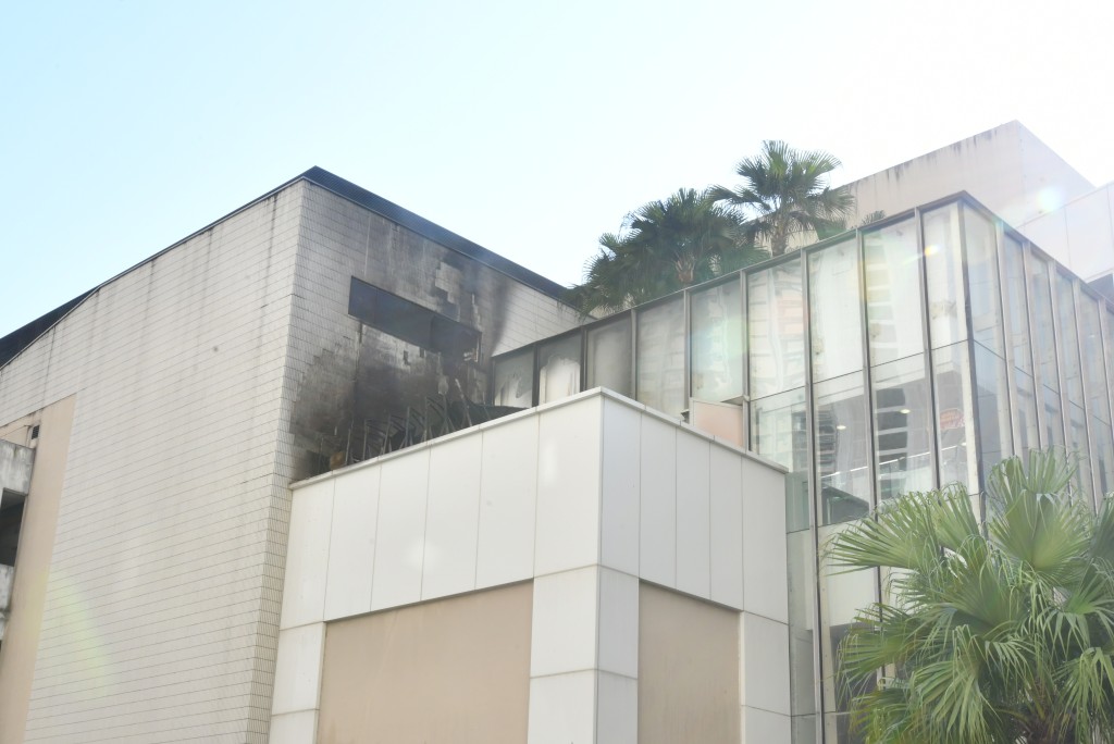 火警后大厦外墙被熏黑。
