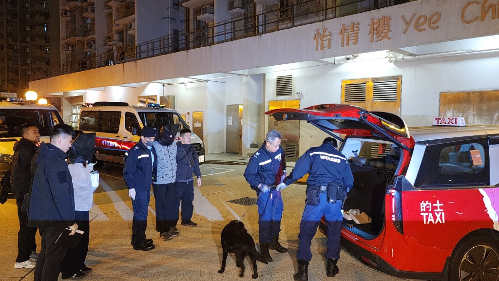 警方在怡明邨截查一輛可疑的士。