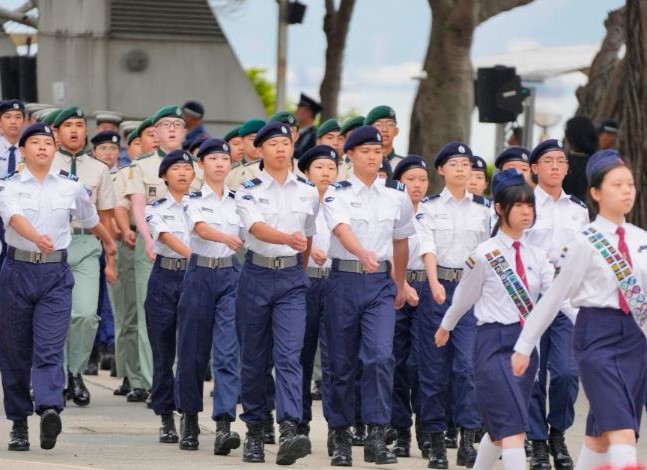 22位入境事務處青少年領袖團(IDYL)步操隊隊員今早( 4日 )聯同其他青少年制服團隊成員齊集於金紫荊廣場，參與五四升旗禮。
