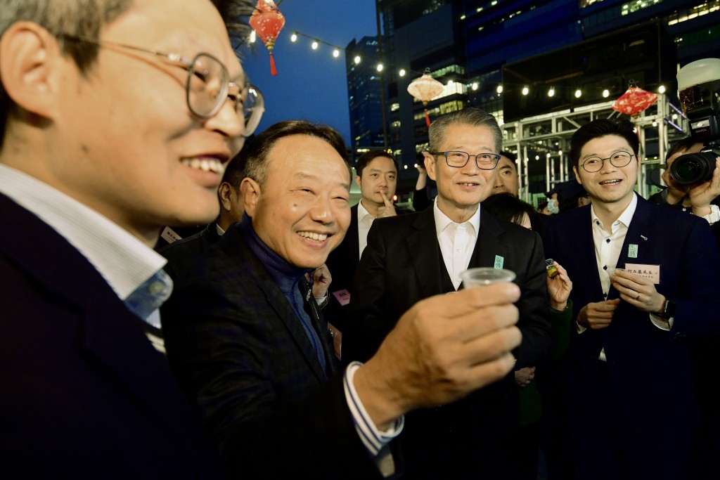 2024年龍騰觀塘新春夜市開幕典禮,財政政務司司長陳茂波到場視察及主持開幕儀式。 2024年龍騰觀塘新春夜市開幕典禮,財政政務司司長陳茂波到場視察及主持開幕儀式。