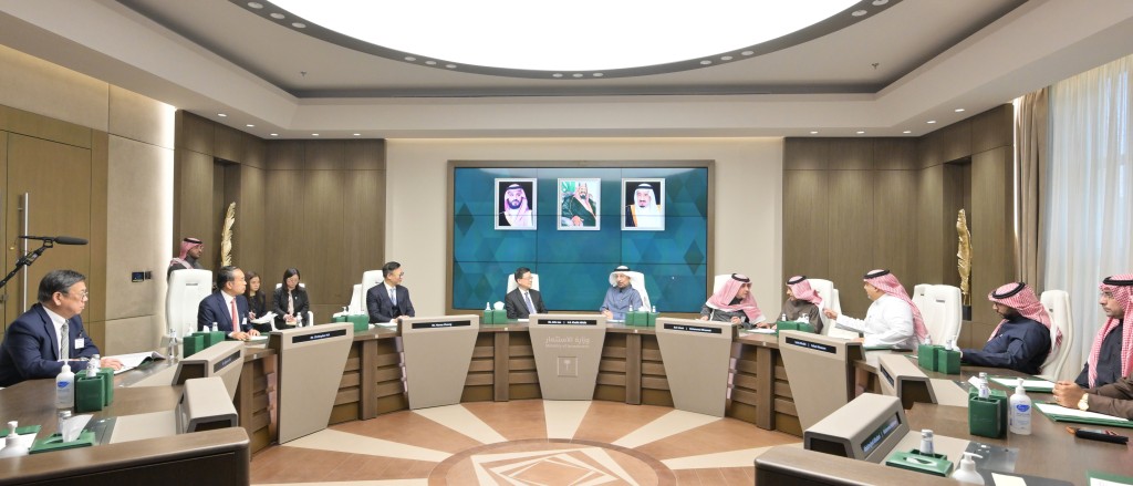 行政長官李家特首李家超與沙特阿拉伯投資大臣Khalid Al-Falih（右六）會面。律政司副司長張國鈞（左三）、財經事務及庫務局局長許正宇（左二）、商務及經濟發展局局長丘應樺（左一）與沙特阿拉伯投資部的代表亦有出席。 政府新聞處