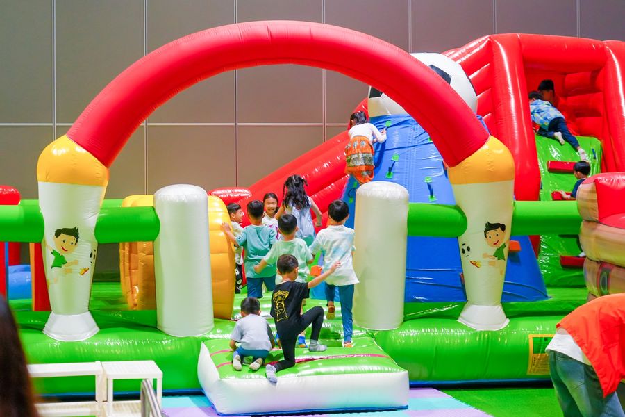 3-10歲小朋友可憑兒童書展門票,免費大玩「激光跳彈床」。 3-10歲小朋友可憑兒童書展門票,免費大玩「激光跳彈床」。