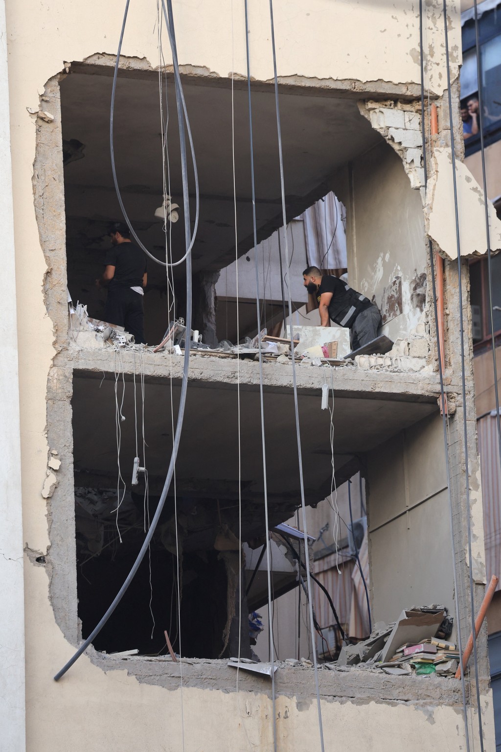 空襲擊中哈雷特赫雷克（Haret Hreik）一幢大樓，多層建築被炸毀。路透社