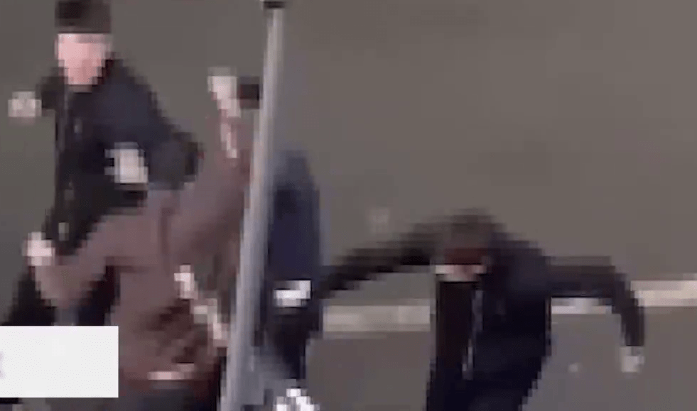 身穿棕色衣服的男子在街上被一群男生追打，拳打腳踢、甚至用刀襲擊。