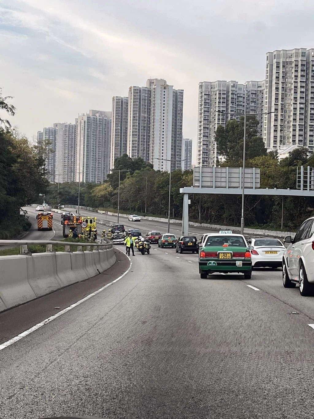 受事故影響，現場交通擠塞。fb： 車cam L（香港群組）