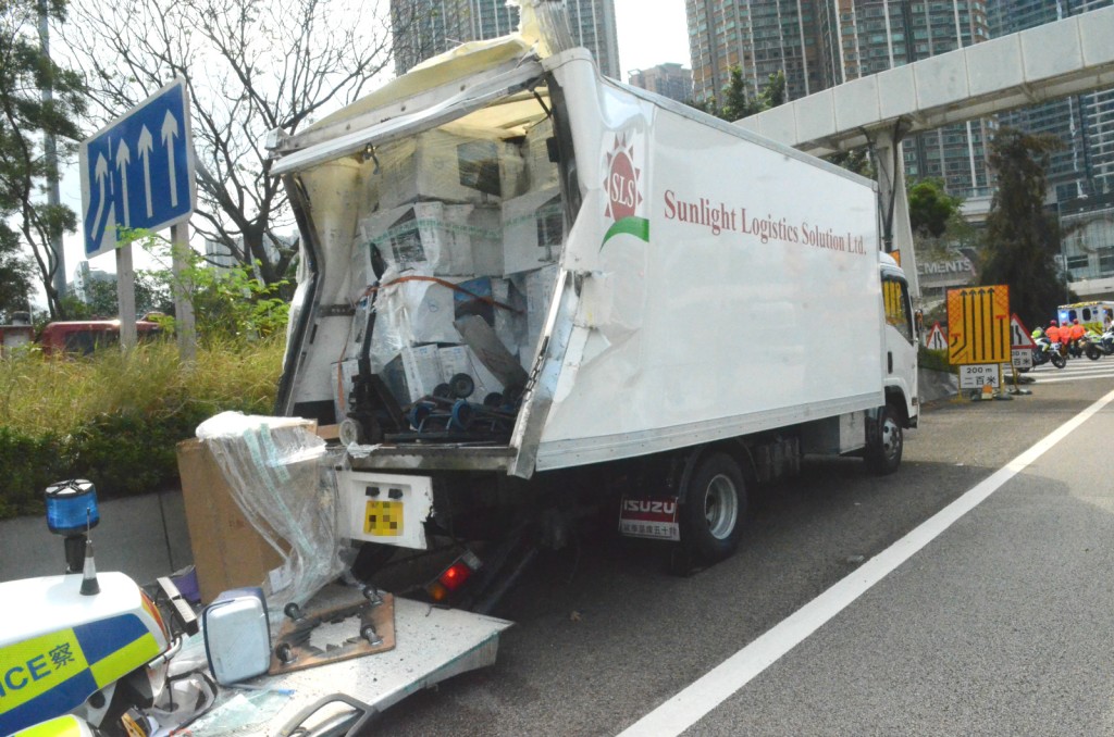 貨車被城巴猛撞至衝前。
