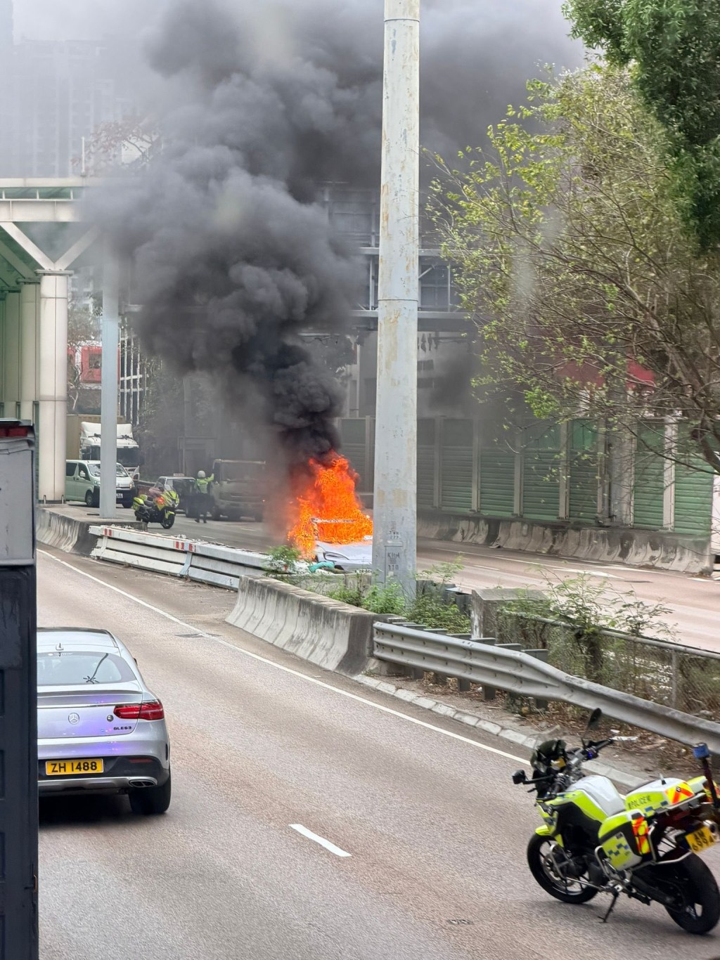 黑煙席捲半空。fb 車cam L(香港群組) 黑煙席捲半空。fb 車cam L(香港群組)