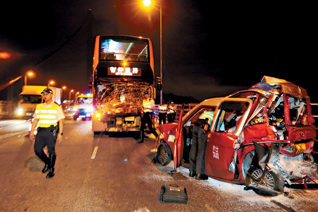 龍運巴士猛撞的士，兩車車身均嚴重損毀。