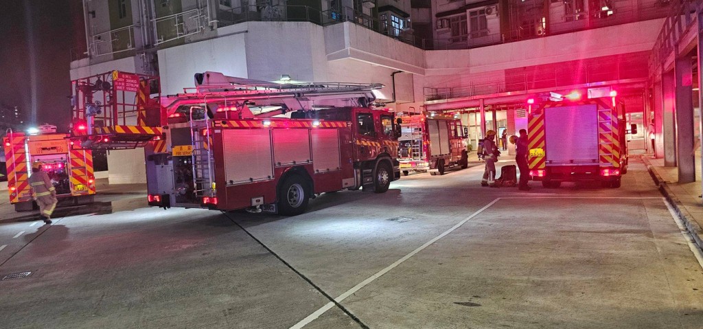 秀茂坪安達邨智達樓一單位發生火警。fb「我們都是在秀茂坪長大的」Ben Liu圖片