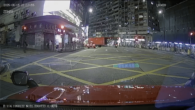 貨車最終直撞行人過路處燈柱,所幸過路處未有途人等候。 貨車最終直撞行人過路處燈柱,所幸過路處未有途人等候。