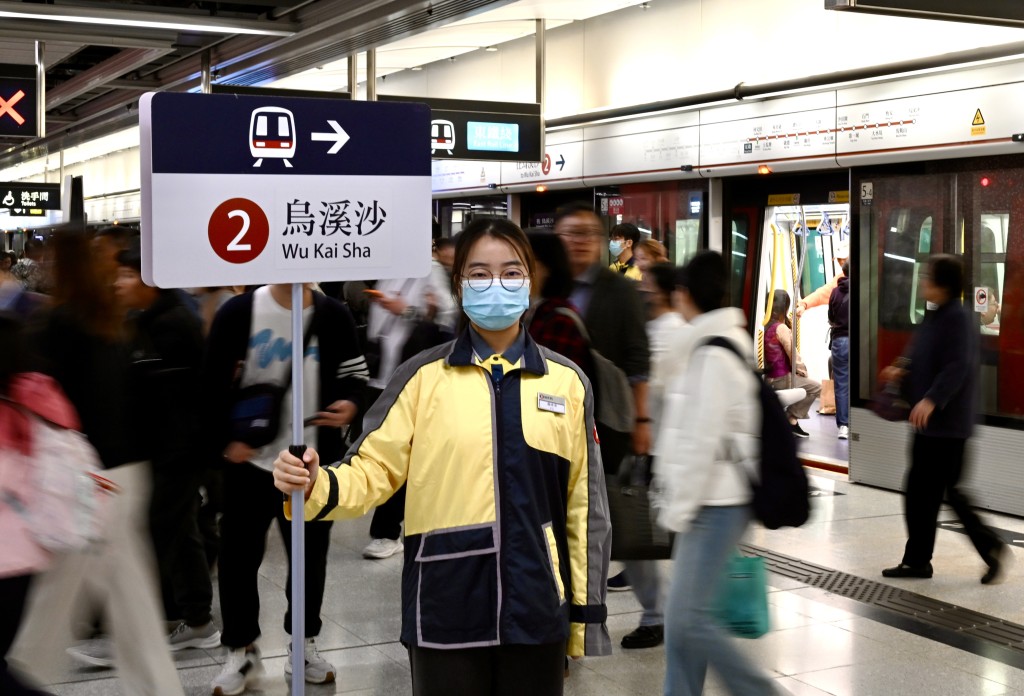 港鐵職員會在月台舉起大型指示牌，標明月台列車行駛方向。