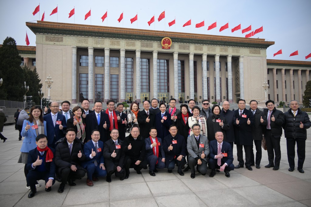 全国两会在北京召开。港区人大代表在人民大会堂前合照。（资料图片）