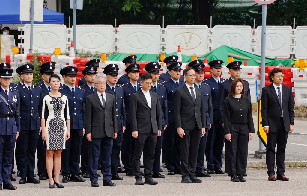 時任大埔民政專員陳巧敏（前排左二）在路祭時被批評穿着太高調。