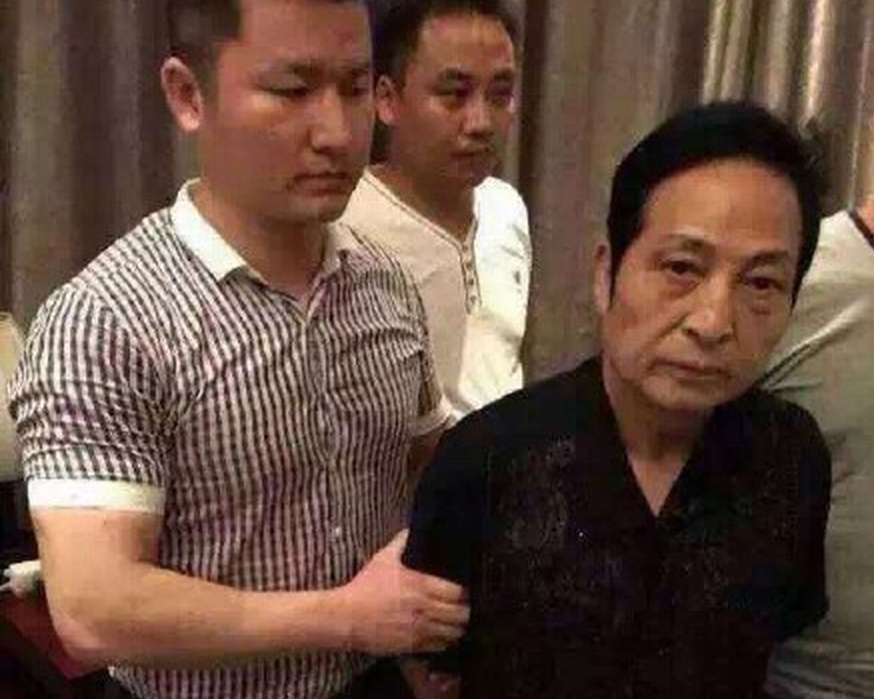 王林（前右）2015年被警察拘捕。