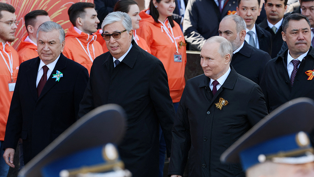 俄罗斯总统普京、哈萨克斯坦总统托卡耶夫和乌兹别克总统米尔济约耶夫在俄罗斯莫斯科市中心的红场参加纪念第二次世界大战战胜纳粹德国78周年的阅兵仪式。路透
