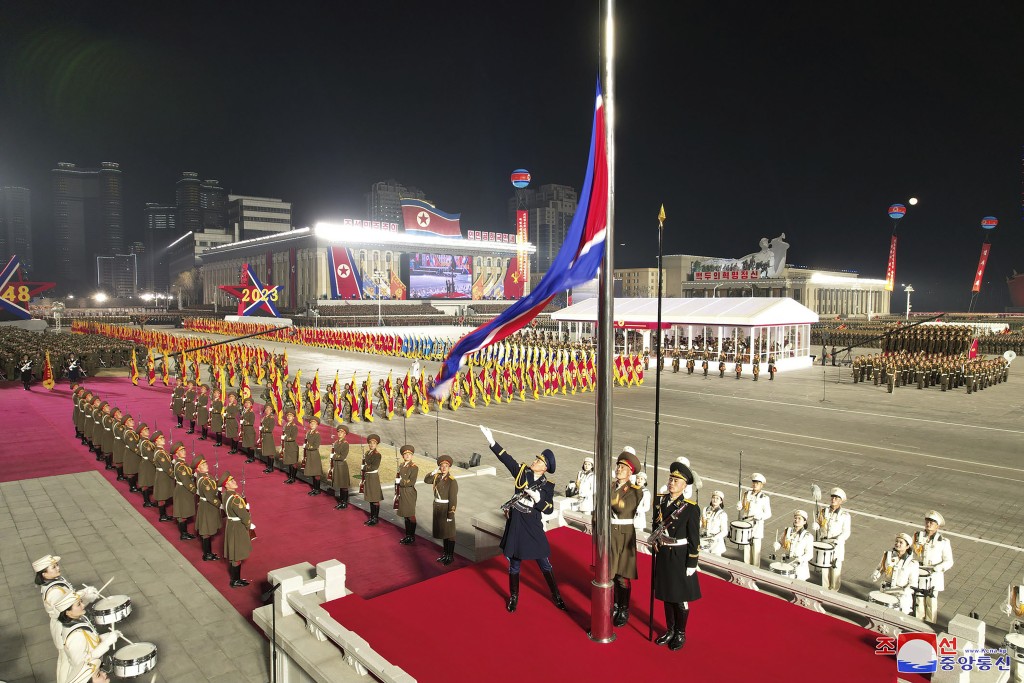 北韩周三晚举行盛大阅兵仪式，庆祝建军75周年。AP