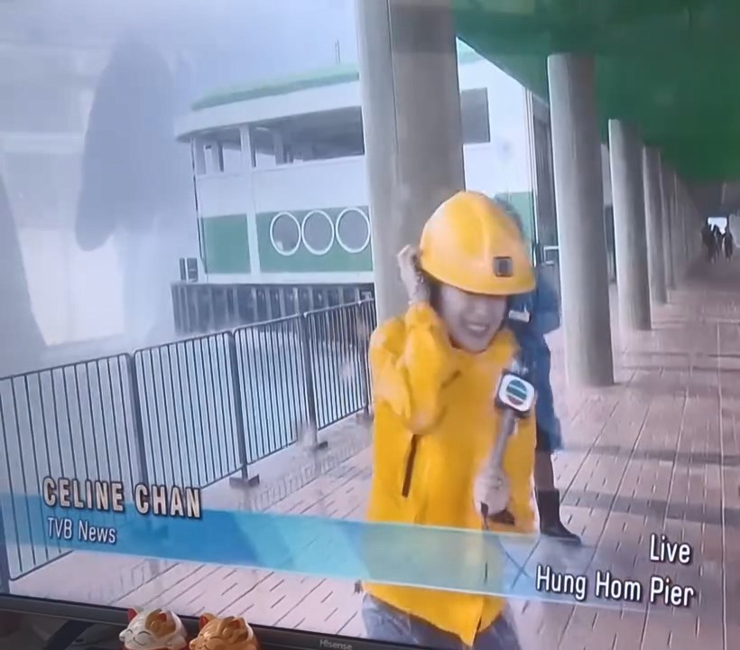 TVB明珠台主播陳尚萱曾在紅磡碼頭報道天氣,現場橫風橫雨。 TVB明珠台主播陳尚萱曾在紅磡碼頭報道天氣,現場橫風橫雨。