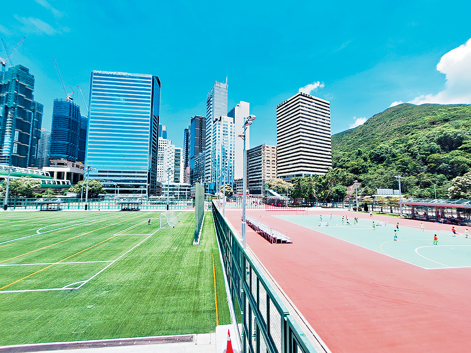 香港仔運動場及黃竹坑遊樂場一帶有多個運動場地,毗鄰海洋公園。