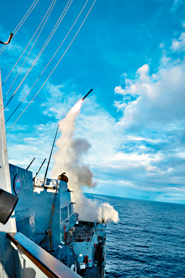 美军导弹驱逐舰日前在某处地点发射战斧导弹，支援对伊朗战事。