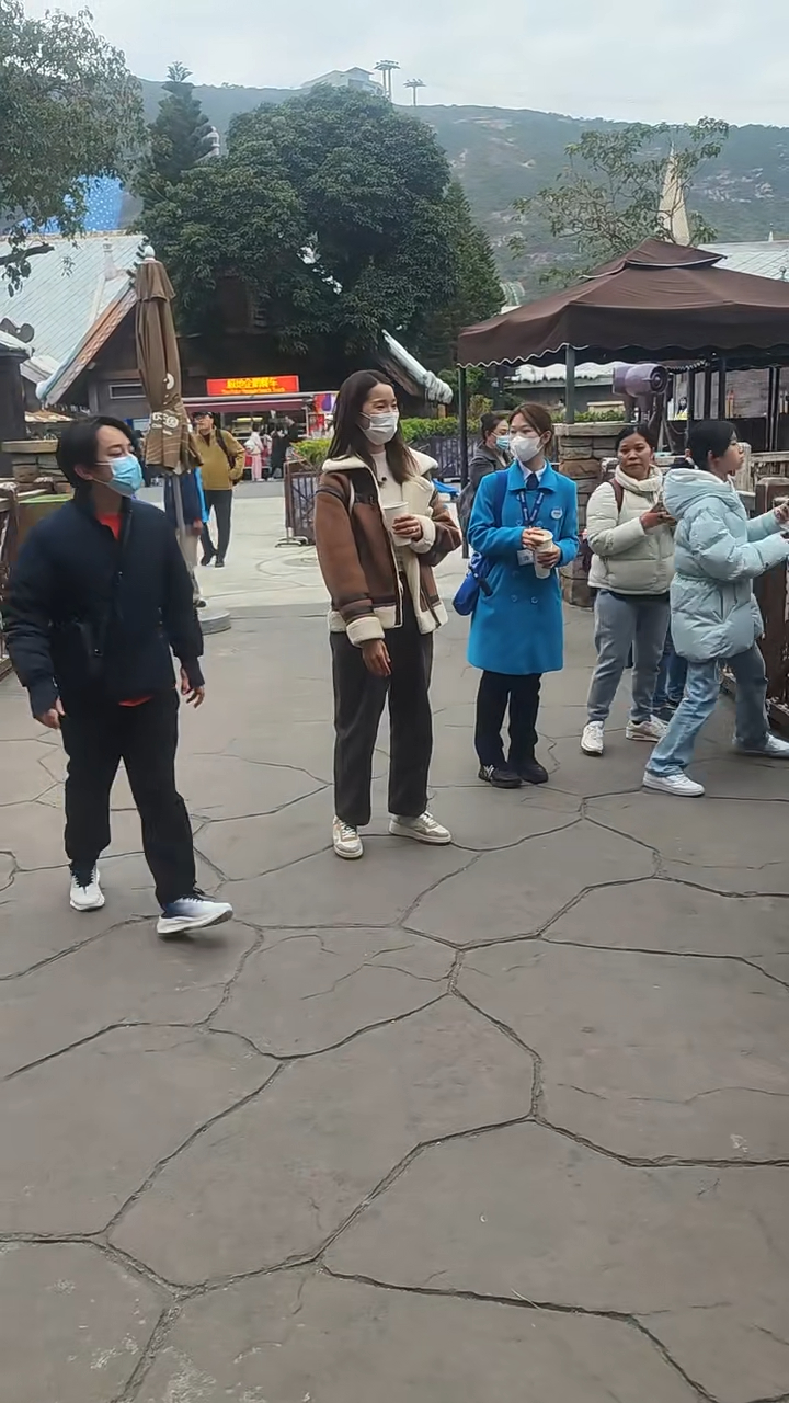 日前，有网民在小红书上发布了一段于珠海长隆海洋王国巧遇王祖蓝一家四口的影片。