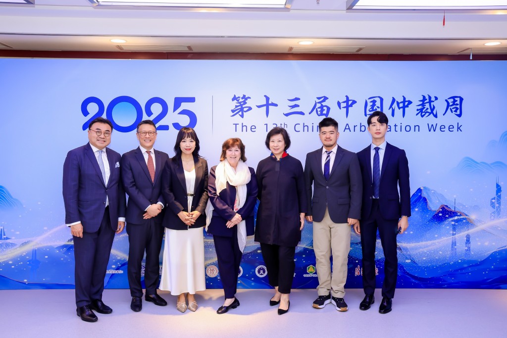 今次研討會為公會第二次與貿仲委在中國仲裁周期間合作，聯合舉辦研討會。左四為甘婉玲大律師、左一為許偉強資深大律師、左二為藍德業資深大律師；右三為貿仲委仲裁院副院長解常晴；右二為貿仲委香港仲裁中心副秘書長王皓成。