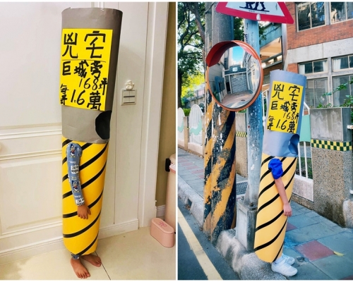 一名台媽把兒子打扮成電線桿的照片,上面還貼有凶宅出售的傳單,獲大批網民大讚好有創意。Facebook「爆廢1公社」圖片