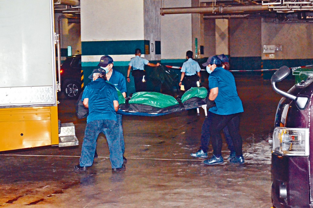 母女雙雙墮樓死亡，遺體由仵工舁送殮房。