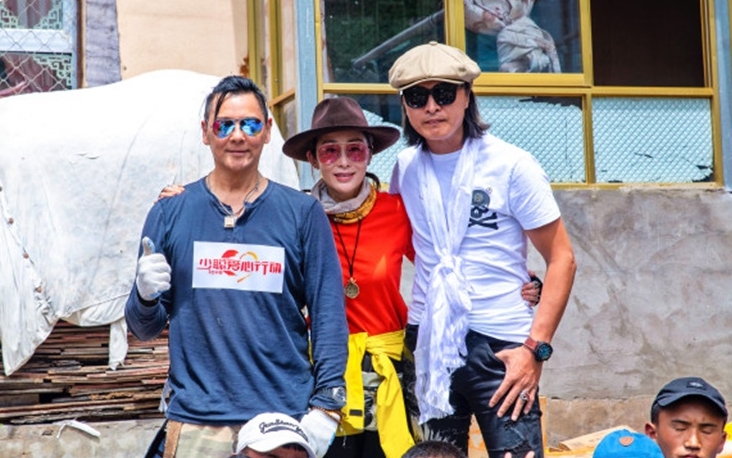 莫少聰、張敏與男友到山區行善。