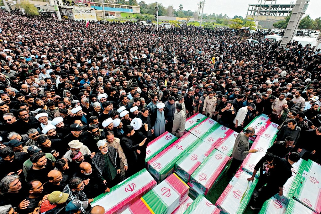 伊朗米納布市大批民衆出席遇襲小學罹難者喪禮。