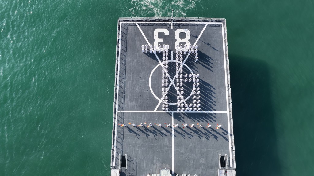 戚繼光艦艦員砌出「76」字樣賀國慶。