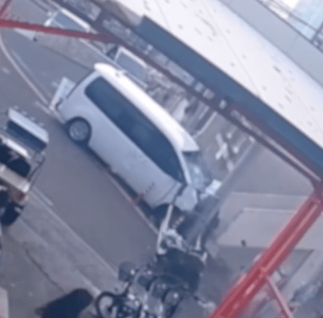 休旅車沿碼頭人行道連環撞擊行人及車輛,最後因撞上電線桿才停下,全程約150米。X@mbcnews畫面截圖 休旅車沿碼頭人行道連環撞擊行人及車輛,最後因撞上電線桿才停下,全程約150米。X@mbcnews畫面截圖