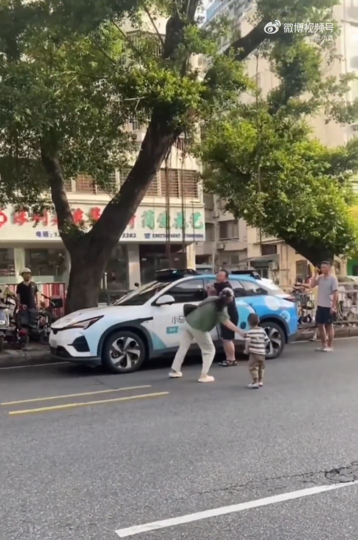 深圳有乘客遭小马智行的车门夹着手指，无法脱困。微博