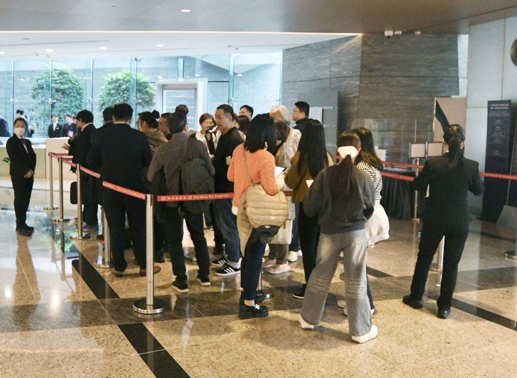 SIERRA SEA 2A期昨天截票前，仍陸續有睇樓客到場，情況不俗。