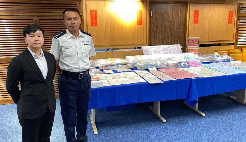 警方展示所得证物。 警方展示所得证物。