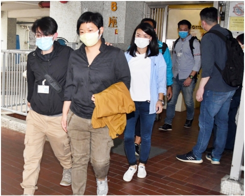 蔡玉玲(左二)被捕。資料圖片