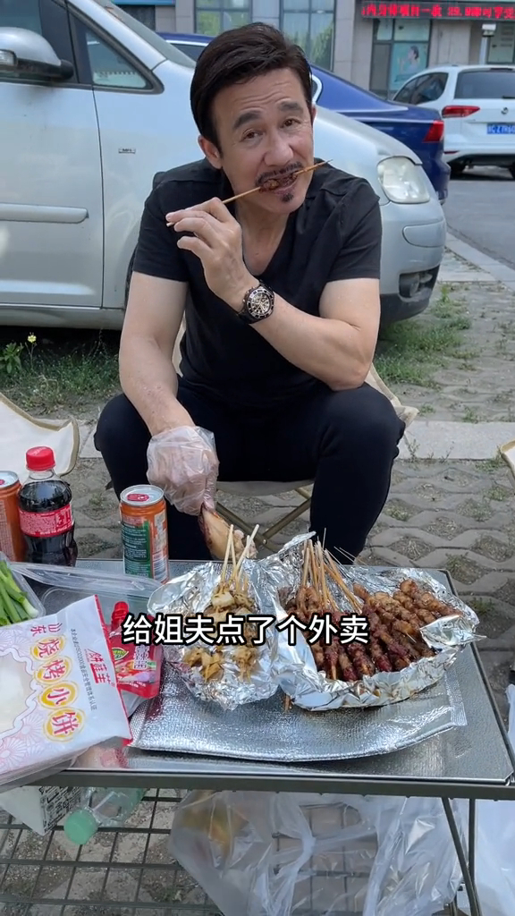 ​李子雄曾与老婆细佬到「淄博烧烤」买外卖，在停车场踎街边食串烧。