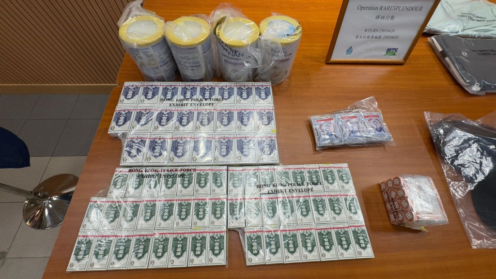 警方起回部份贓物,包括幼兒奶粉、藥油及止咳丸。 警方起回部份贓物,包括幼兒奶粉、藥油及止咳丸。