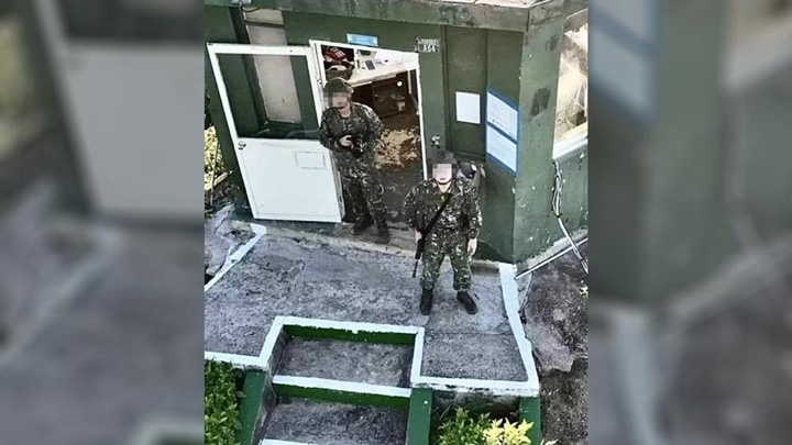 有台湾军方士兵发现无人机后掷石驱赶。网上图片