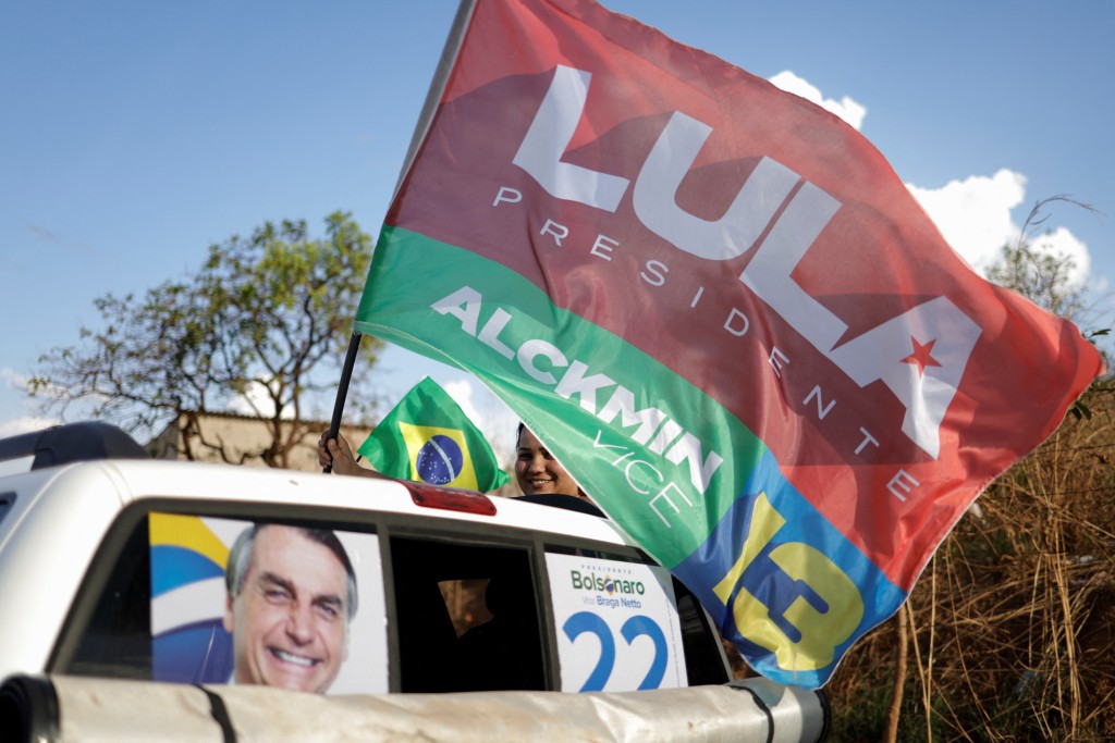 支持者高舉盧拉的標語及旗幟。REUTERS