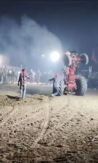 特技人试图爬上无人操控的拖拉机时失手，被卷入车底身亡。影片截图