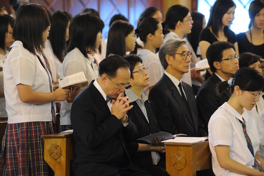 前特首曾蔭權及夫人出席安息彌撒，為莊頌賢禱告。資料圖片