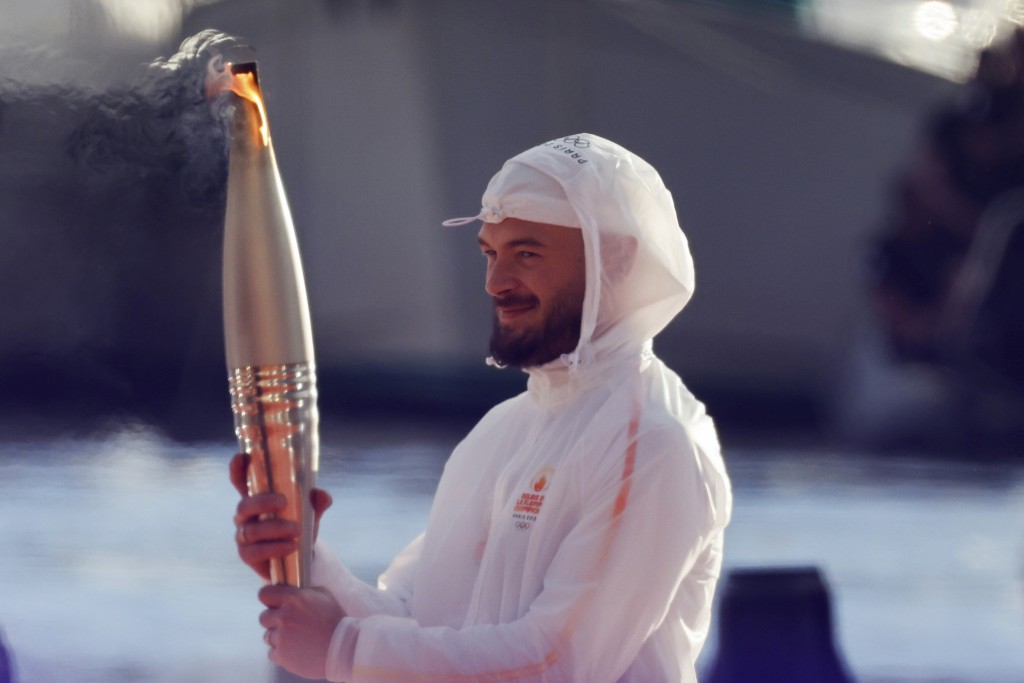 法国说唱艺术家朱尔在法国南部马赛举行的火炬传递仪式上用奥运火炬点燃了奥运圣火台。  AP