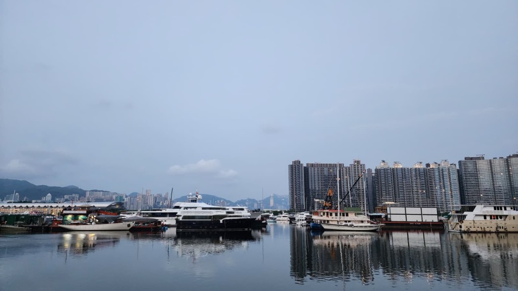 本港地區今日部分時間有陽光，亦有幾陣狂風驟雨及雷暴。黎志偉攝